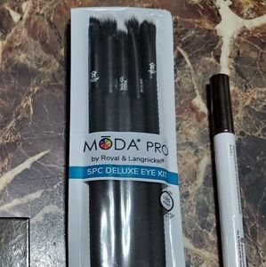 Moda eye brushes